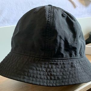 Aritzia Main Character
ADA BUCKET HAT Black Round Top